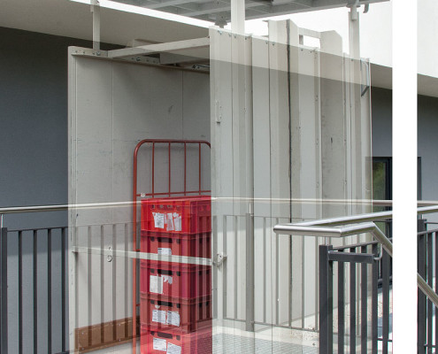 Lastenaufzug beim Ausfahren