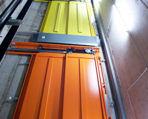 Aufzugsschacht im Seniorenzentrum Zschopau - bunte Schachttüren